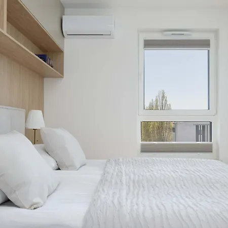 Air-conditioned With Parking And Balcony By Renters Varsavia