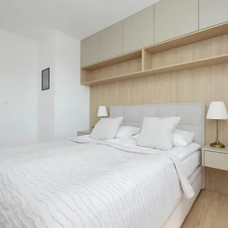 Appartamento Air-conditioned With Parking And Balcony By Renters Varsavia