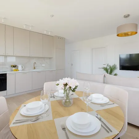 Air-conditioned With Parking And Balcony By Renters