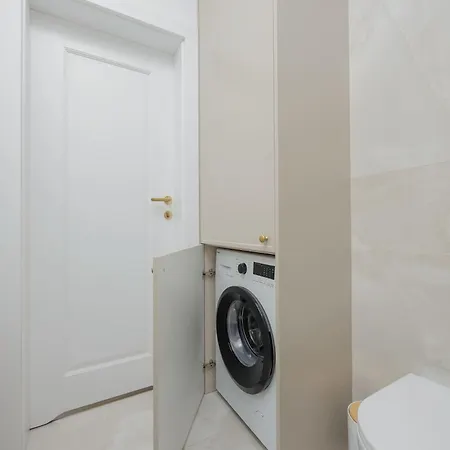 Air-conditioned With Parking And Balcony By Renters Appartamento