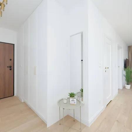 Air-conditioned With Parking And Balcony By Renters *